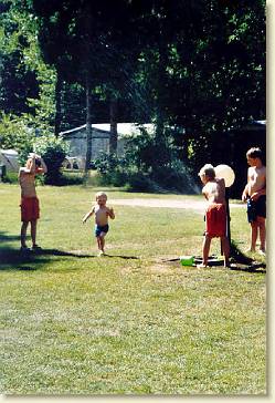 20060611-01 Spelen met water en de grote jongens